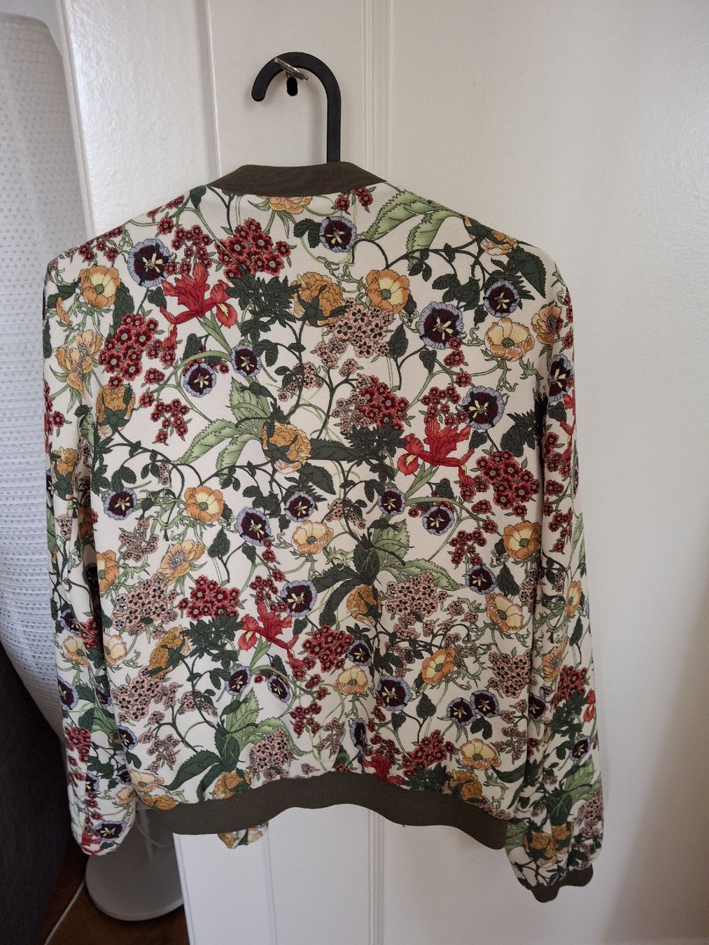 Zara Vestes: Bomber fleuri Zara S – D'occasion à Lausanne par Cognitia 2
