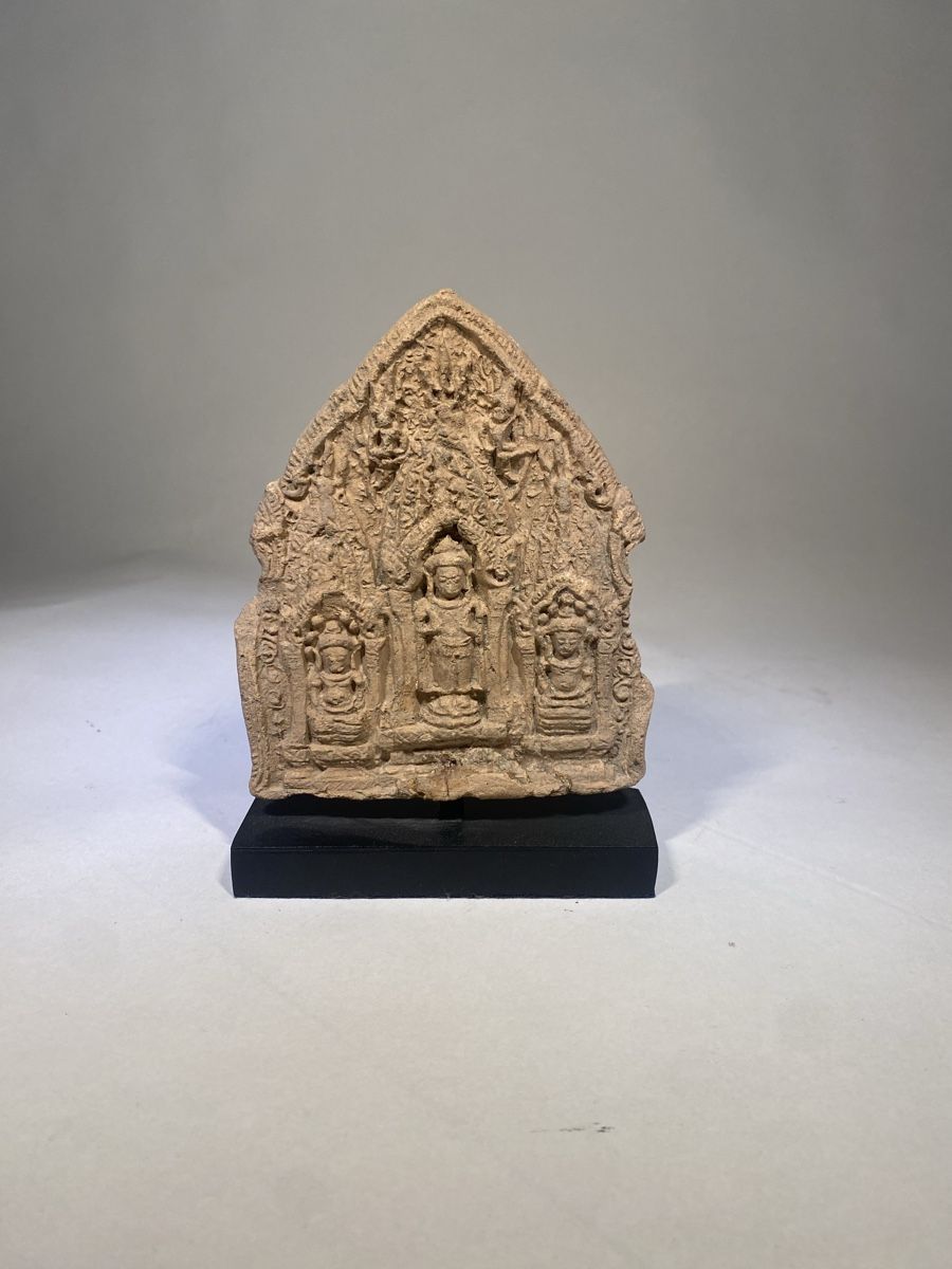 Statuette: terracotta Buddha mounted amulet - Phra Pim – Usato da Genève venduto da arcadiancocteau