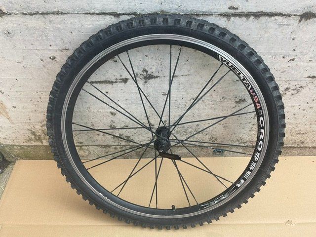 Pièces détachées: roue avant vélo 26' – D'occasion à Ursy par DK8