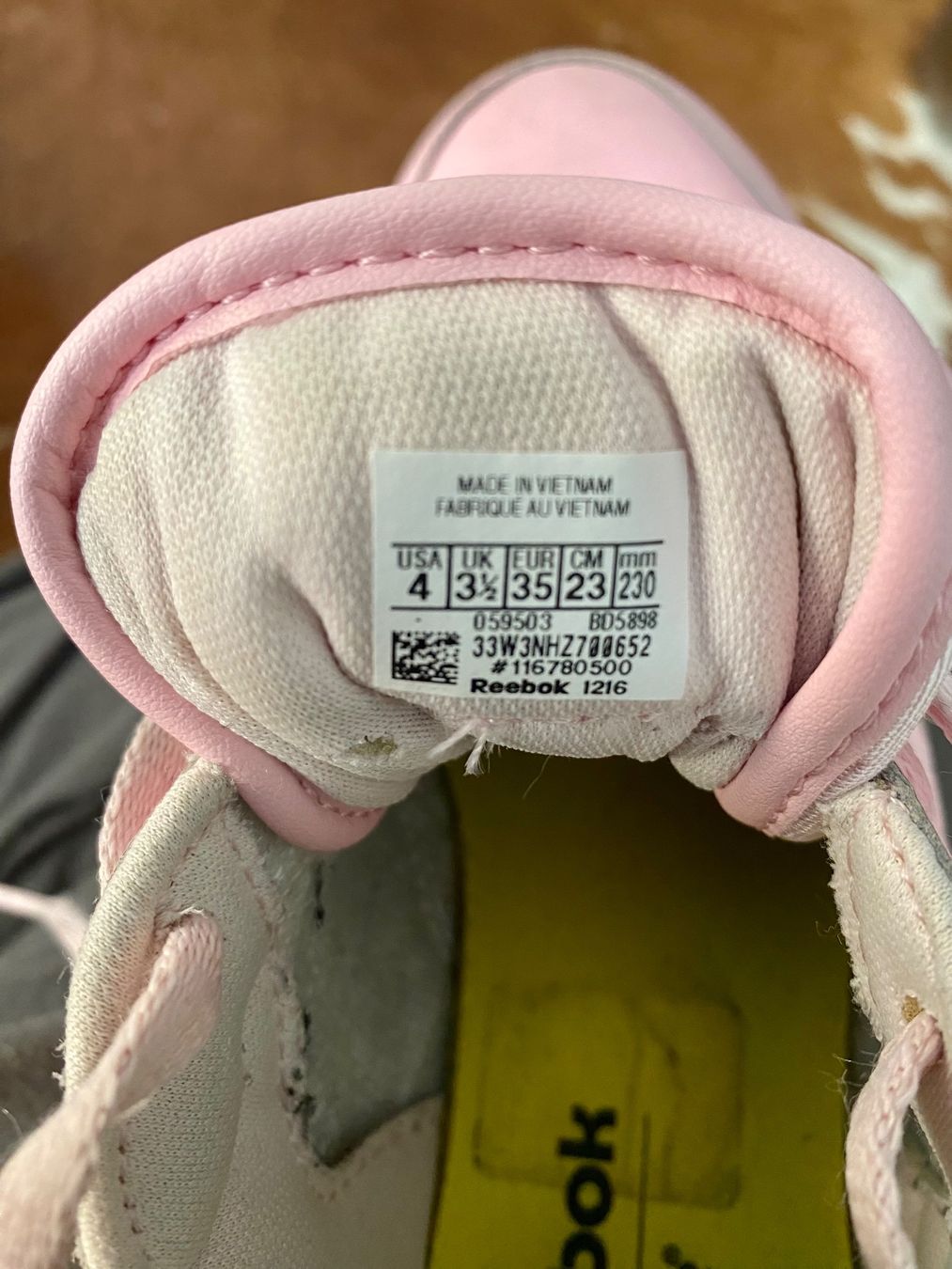 Reebok Scarpe per ragazze: Super schöne Reebok Turnschuhe Grösse 35 – Usato da Fehraltorf venduto da Marlene4 7
