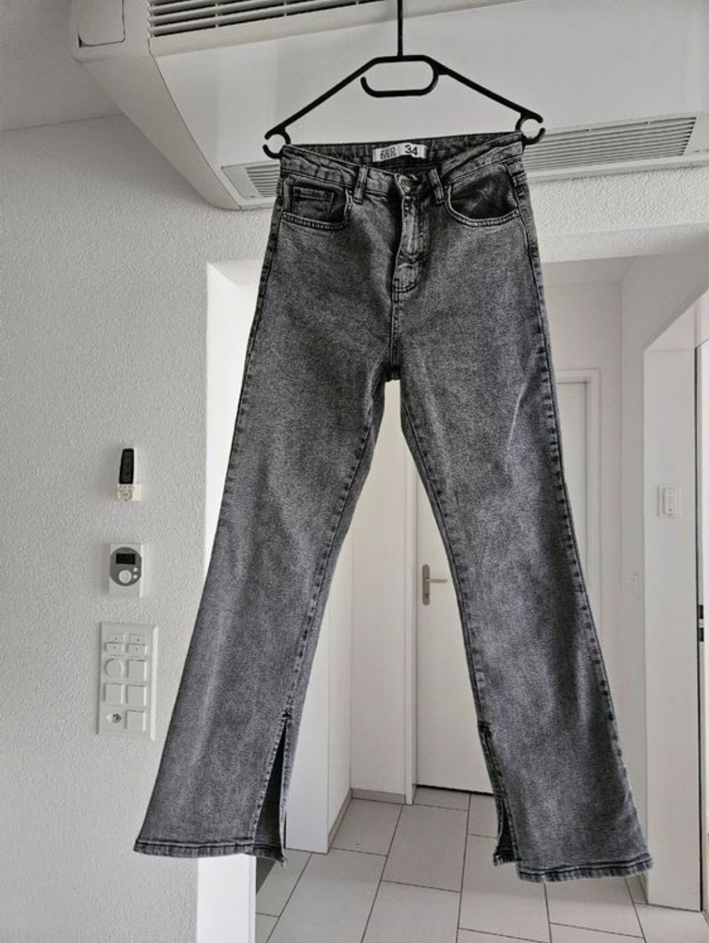 Jeans: Stylische Jeans Gr. 38 mit Schlitz – Usato da Bülach venduto da Recherchieren 1