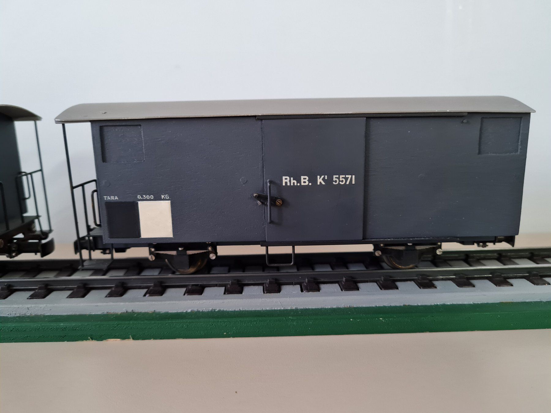 Fama Modellini di ferrovie: Spur Om ??? - 2 Güterwagen Rh.B. K' 5571 und 5572 - Eigenbau – Usato da Zollikofen venduto da Trina02 2