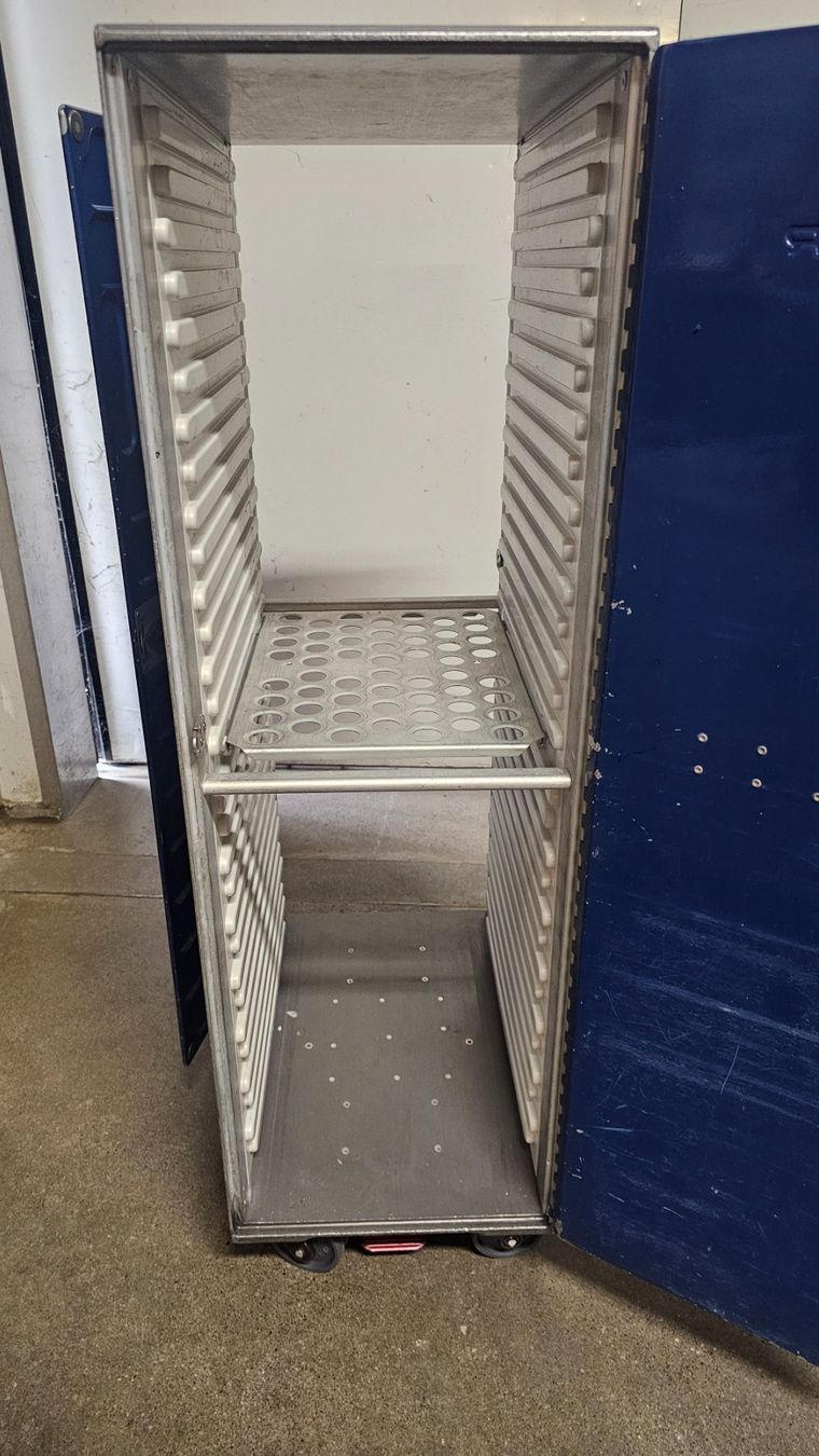 Altro in Aeronautica: Crossair Flugzeugtrolley 3/4 Size – Usato da Glattfelden venduto da hbct 1