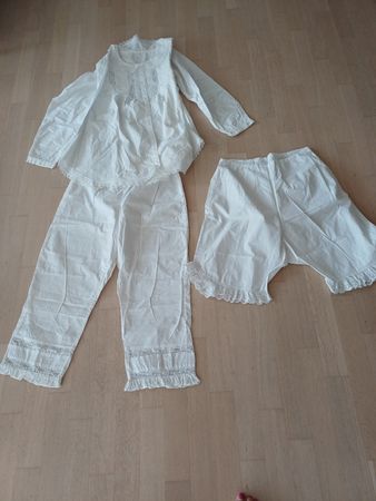 Historische 3er Nachtwäsche mit Stickereien und Spitzen 