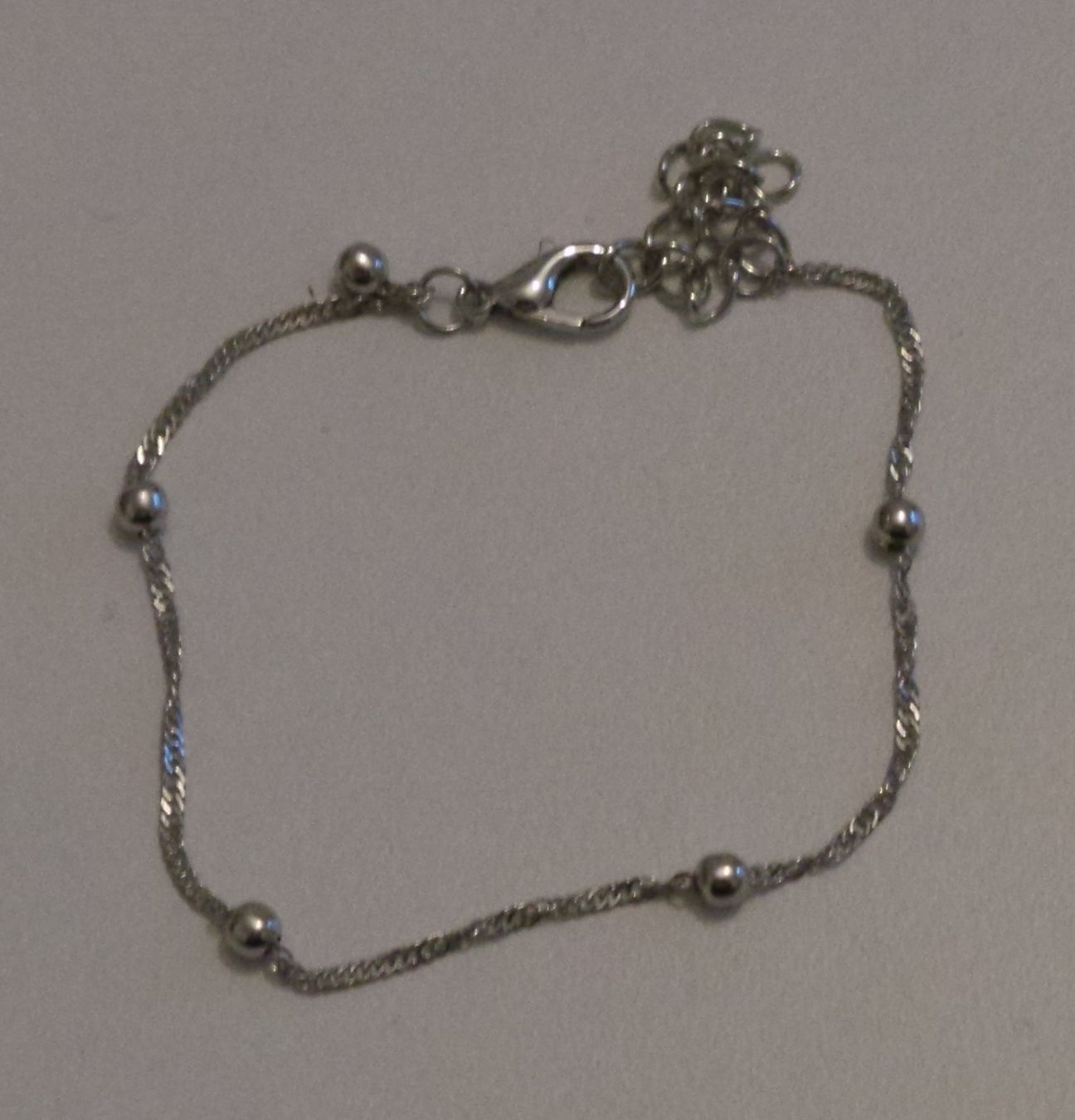 Bracelets: Armband silberfarbig mit 5 kleinen Kugeln – Neuf (Voir description) à Flamatt par Tattoo18