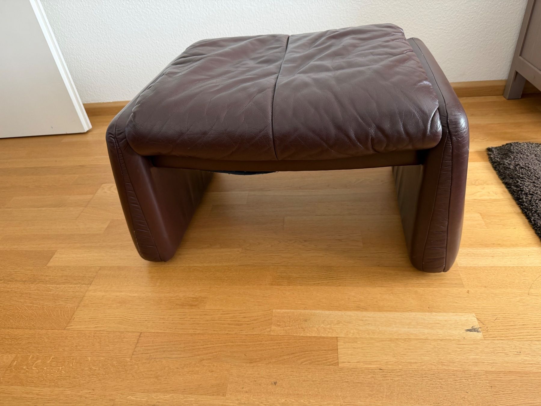 Divani: Wohnzimmer-Set: Echtleder-Sofa (2x2er Relaxfunktion)+Hocker – Usato da Binningen venduto da Tellbier 5