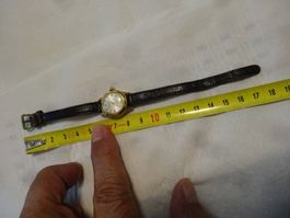 MIREXAL KLEIN GOLDFARBE UHR.H-AUFZEUG-17J.LÄÜFT-23X25MM