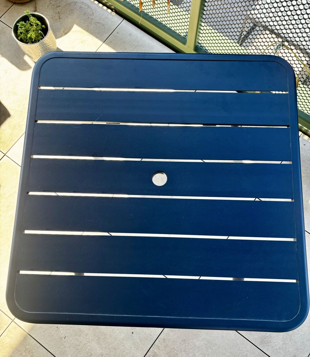 Tables: Fermob dunkelblau mit Sonnenschirmloch – Neuf (Voir description) à Uitikon-Waldegg par derlon 1