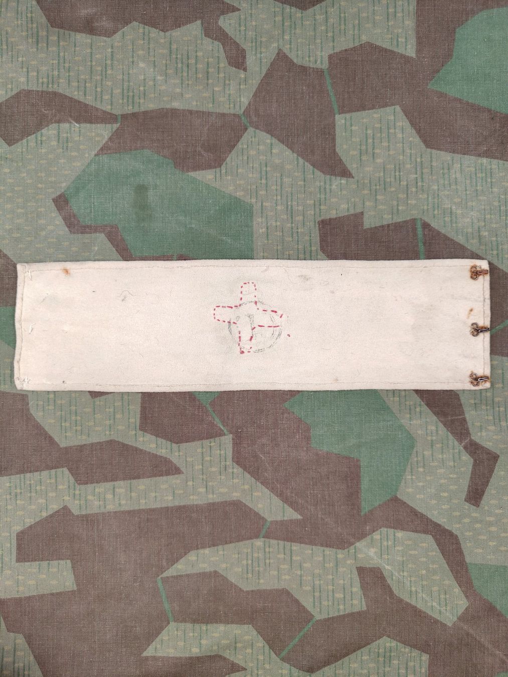Schweizer Armee Uniformi: Armbinde Ord. 1866 Rotkreuz – Usato da Bauma venduto da SwissMilitaria 1