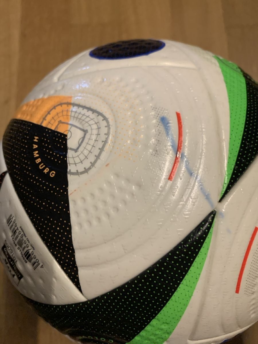 Adidas Ballons: Fottball  – Défectueux à Zürich par vva_jd65 1
