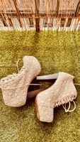 Original Stiefeletten mit hohen Absätzen, beige Spitze, 39