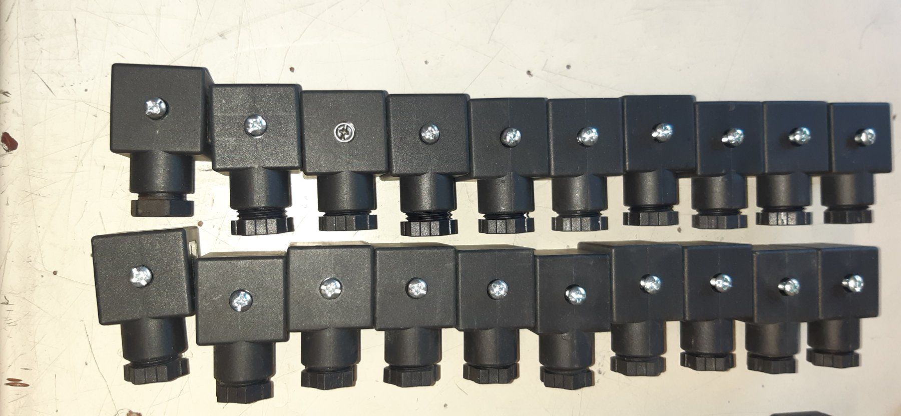 Componenti elettronici: 20 Stk. Ventilstecker Bauform A 18mm Norgren – Usato da Fehraltorf venduto da STEMAC01TK