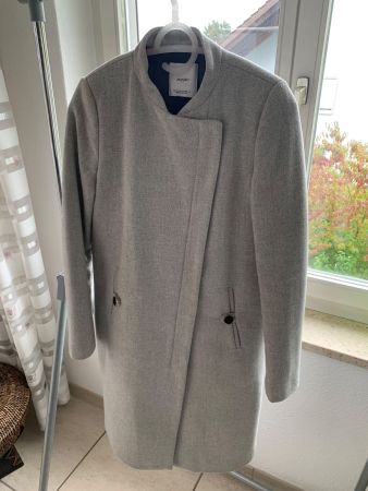Leicht wattierter Mango Mantel mit Reissveschluss grau