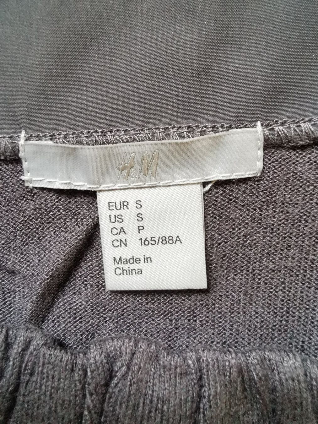H&M Maglioni & Felpe: H&M; grauer Pullover mit Schleife und 3/4 Ärmel, Gr. S – Usato da Boniswil venduto da Totomat-Lady 2