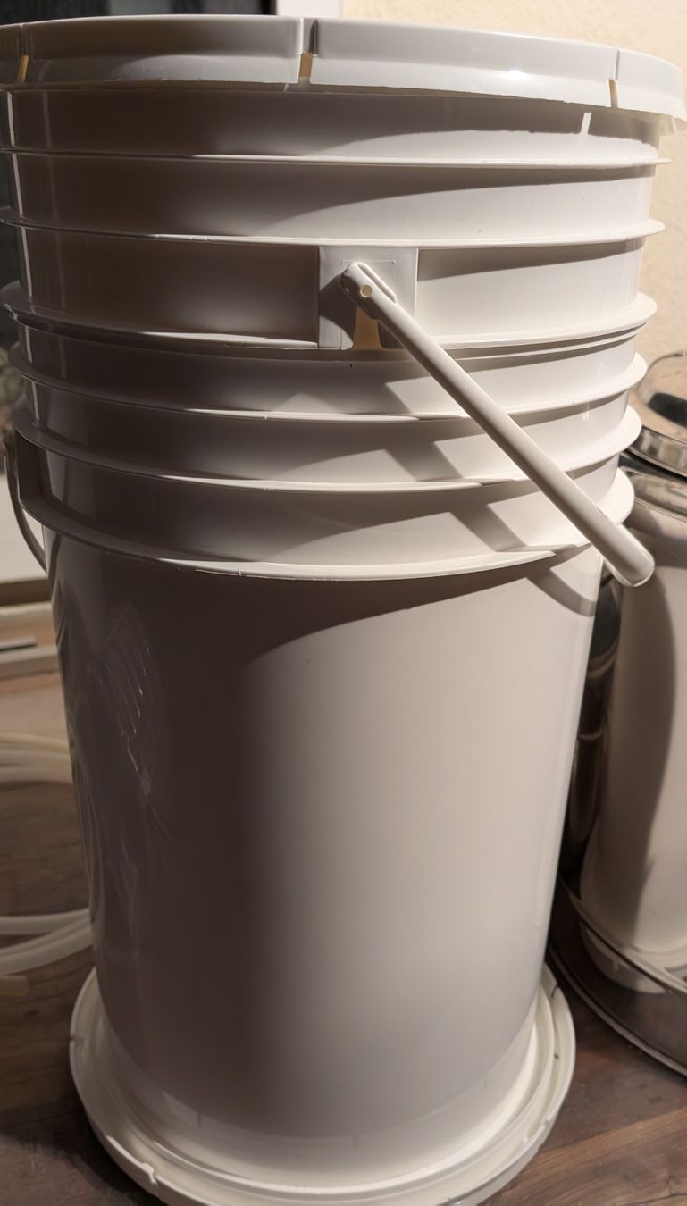 Altro per la casa: 2x Weisse Eimer mit Henkel - mit Auslauf - Bierbraumaterial – Usato da Meilen venduto da Oswald2013