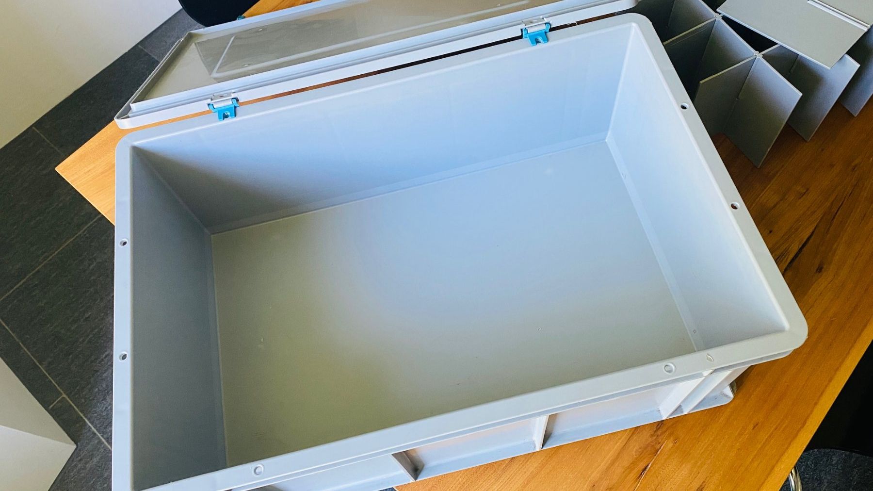 Contenitori & Simili: Kunststoffbox mit verschliessbarem Deckel – Usato da Kastanienbaum venduto da Niara2 1