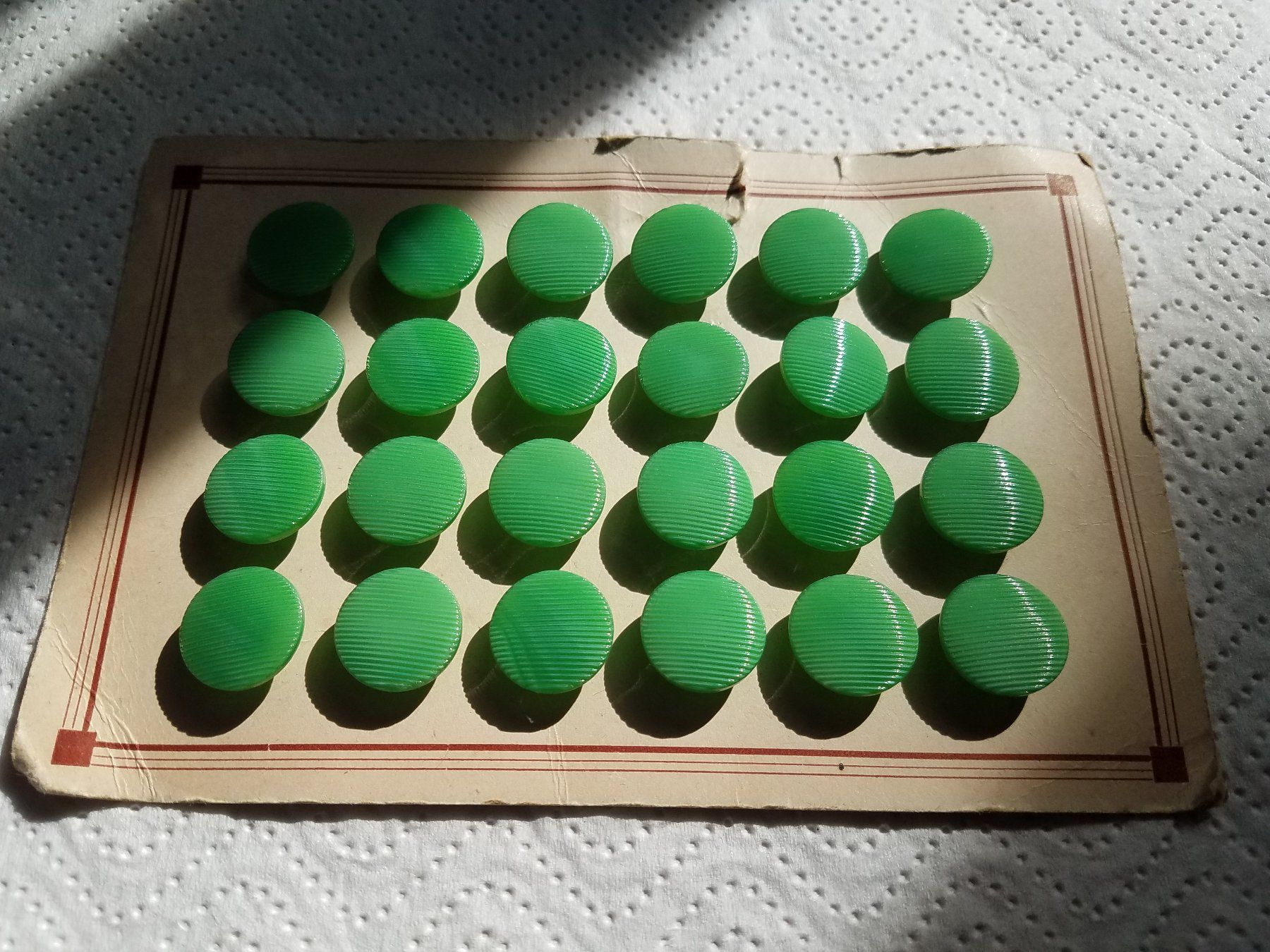 Bottoni: 24 Gablonzer Glasknöpfe Glas Knopf auf Originalkarton – Nuovo e nell'imballaggio originale da Rorschacherberg venduto da Marubium 6