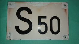 Une plaque émaillé