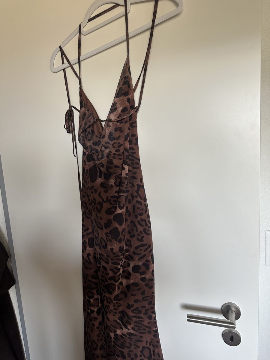 Kleider: Maxikleid mit Leopardenmuster Grösse M neuwertig – Gebraucht aus Reinach BL von Alles_muss_weg00 1