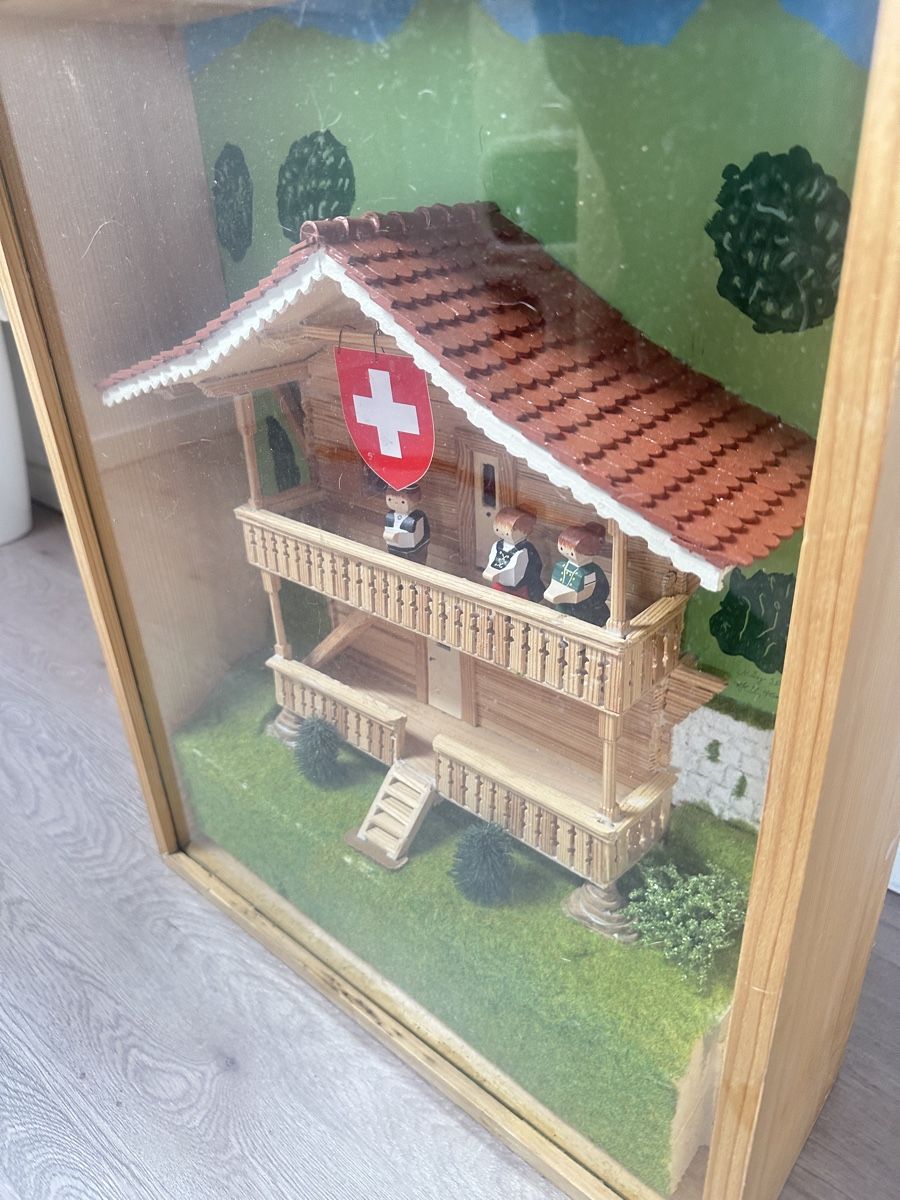 Foto & Immagini: Schweizer Chalet. Handarbeit, Modell im Glaskasten. – Usato da Rafz venduto da Tueni1 1