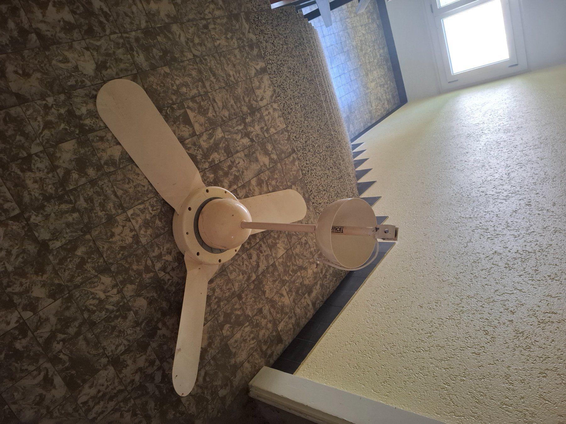 Ventilatori: Ventilatore da appendere al soffitto – Usato da Fribourg venduto da Lorenzopeduzzi 1