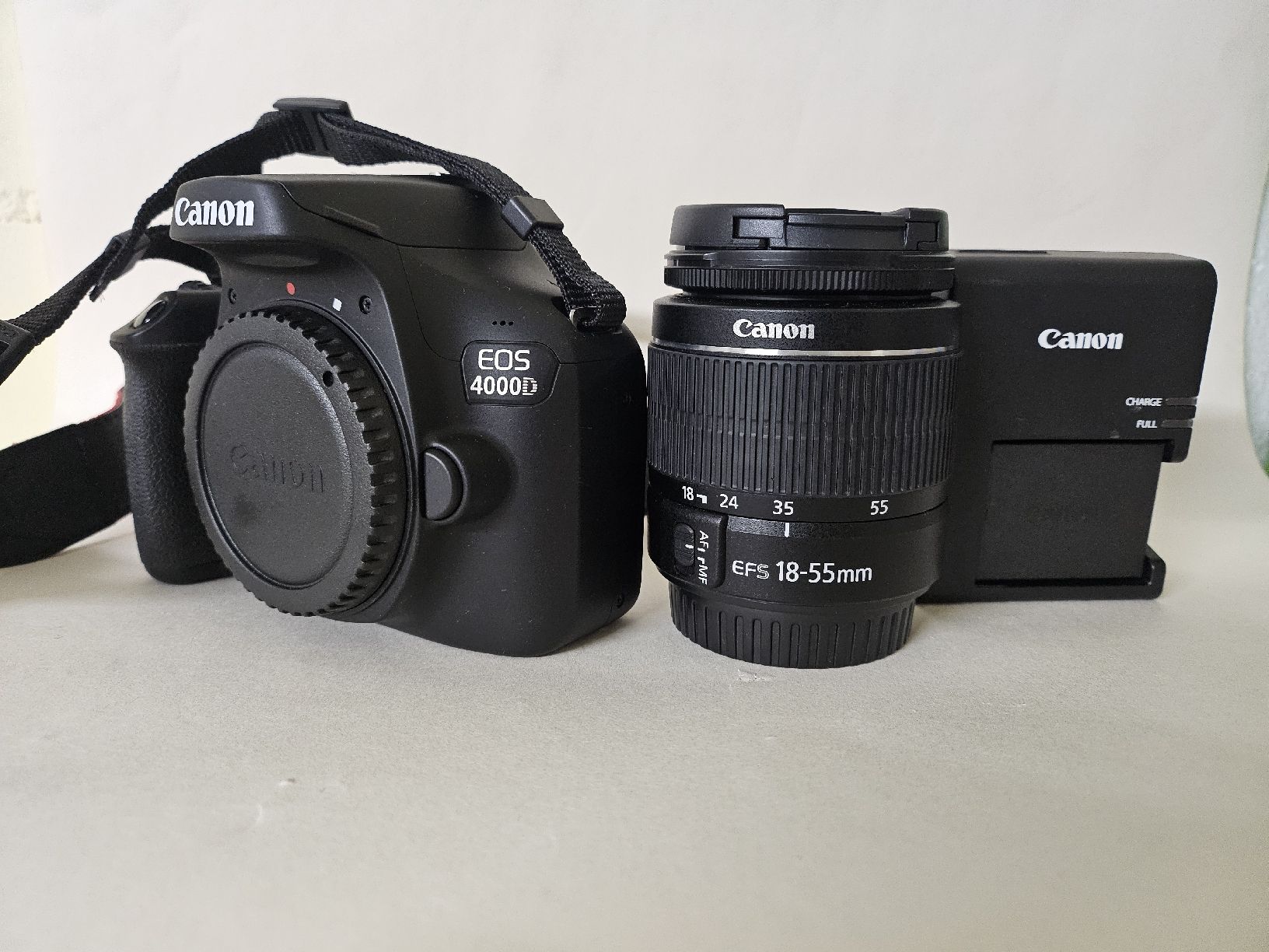 Canon Fotocamera: Canon EOS 4000D camera & 18-55mm lens  – Usato da Grosswangen venduto da Telepathy