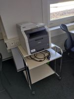 Drucker mit fahrbarem Drucktisch