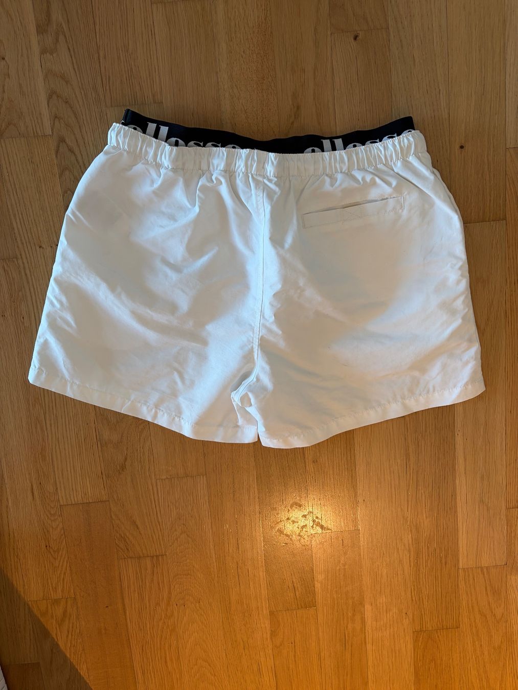 Ellesse Pantaloni: Weisse Ellesse Badehose Gr. M – Usato da Olten venduto da jam_hwl5 1