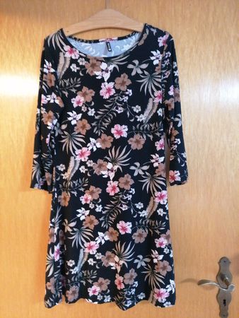 Robe noire à fleurs taille M