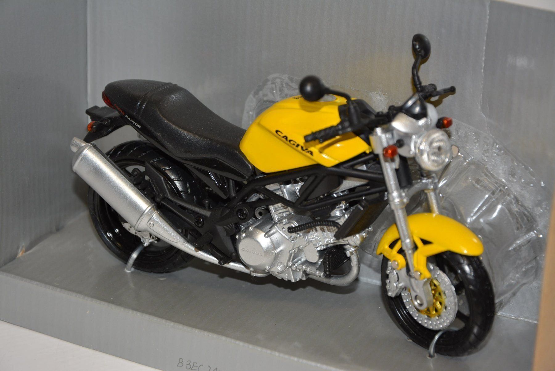 Kit di modellismo & Modellini statici: Gaciva Raptor 1000 , New Ray , 1:12 – Nuovo e nell'imballaggio originale da Goldach venduto da Feivel9 3
