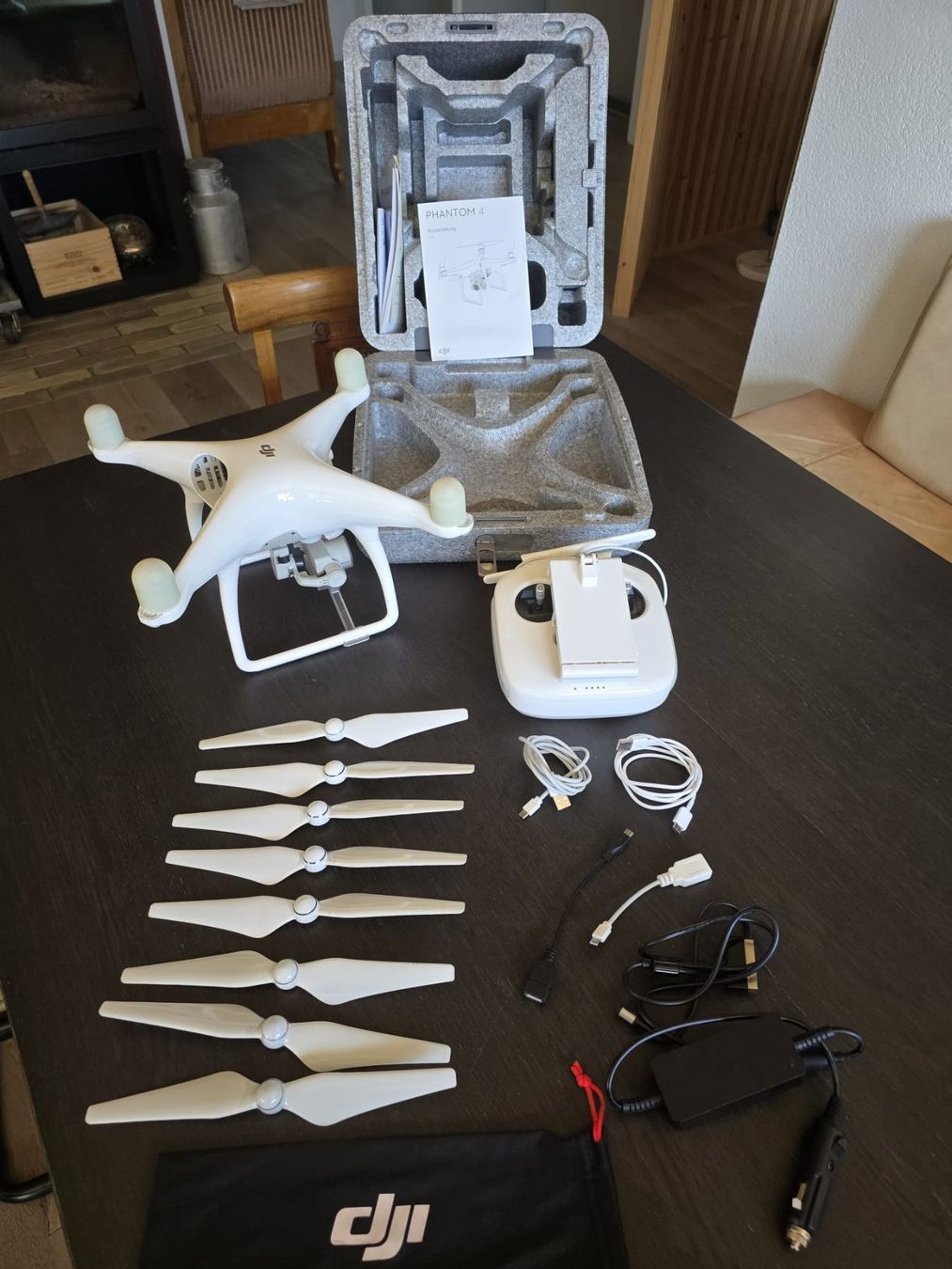 DJI Modellismo RC: DJI Phantom 4 Komplett-Set mit Rucksack & Koffer – Usato da Koppigen venduto da seagrey