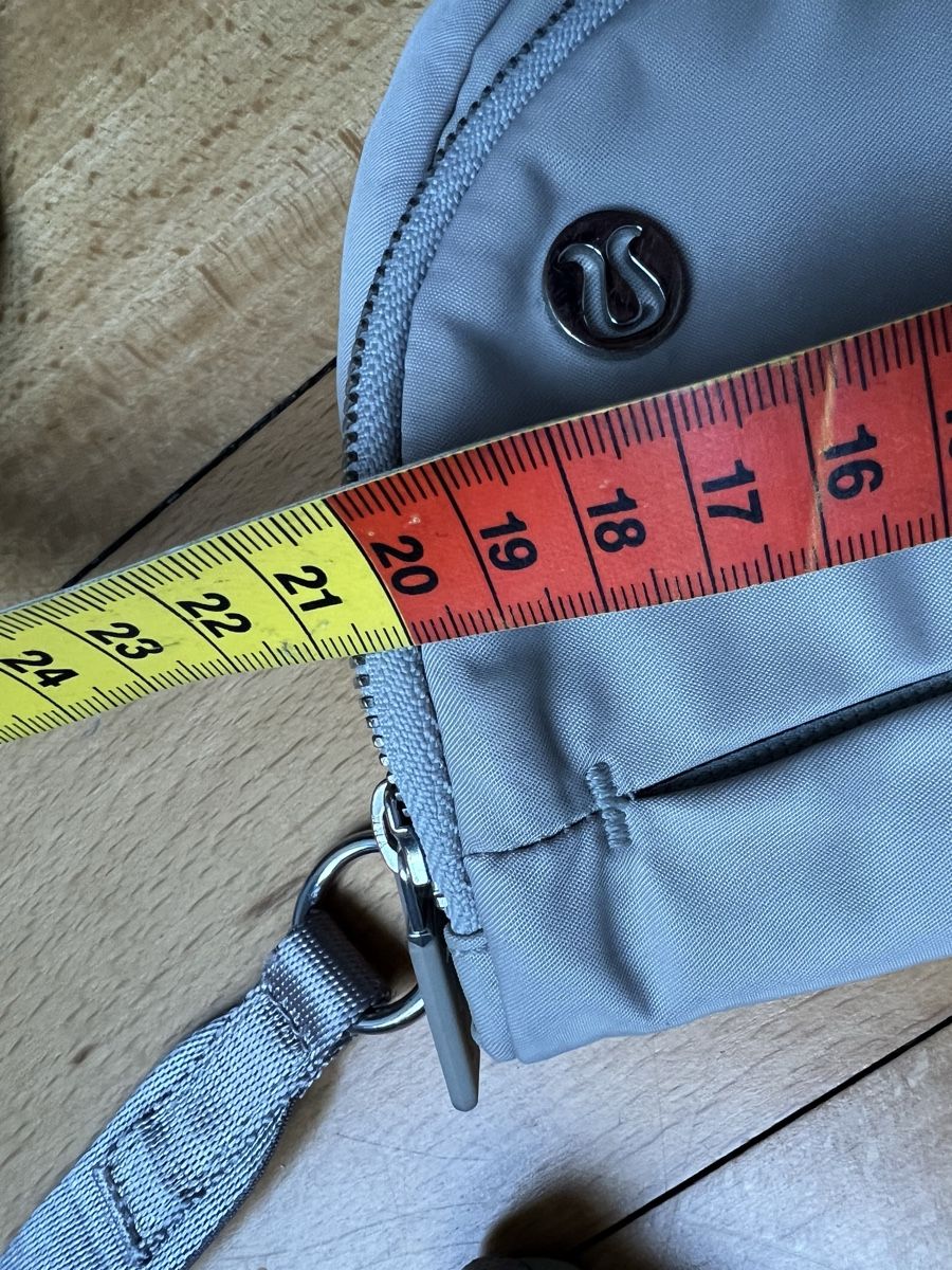 Lululemon Taschen: Lululemon Bag, Crossbody Bag, beige/grey – Gebraucht aus Zürich von angielmora 4