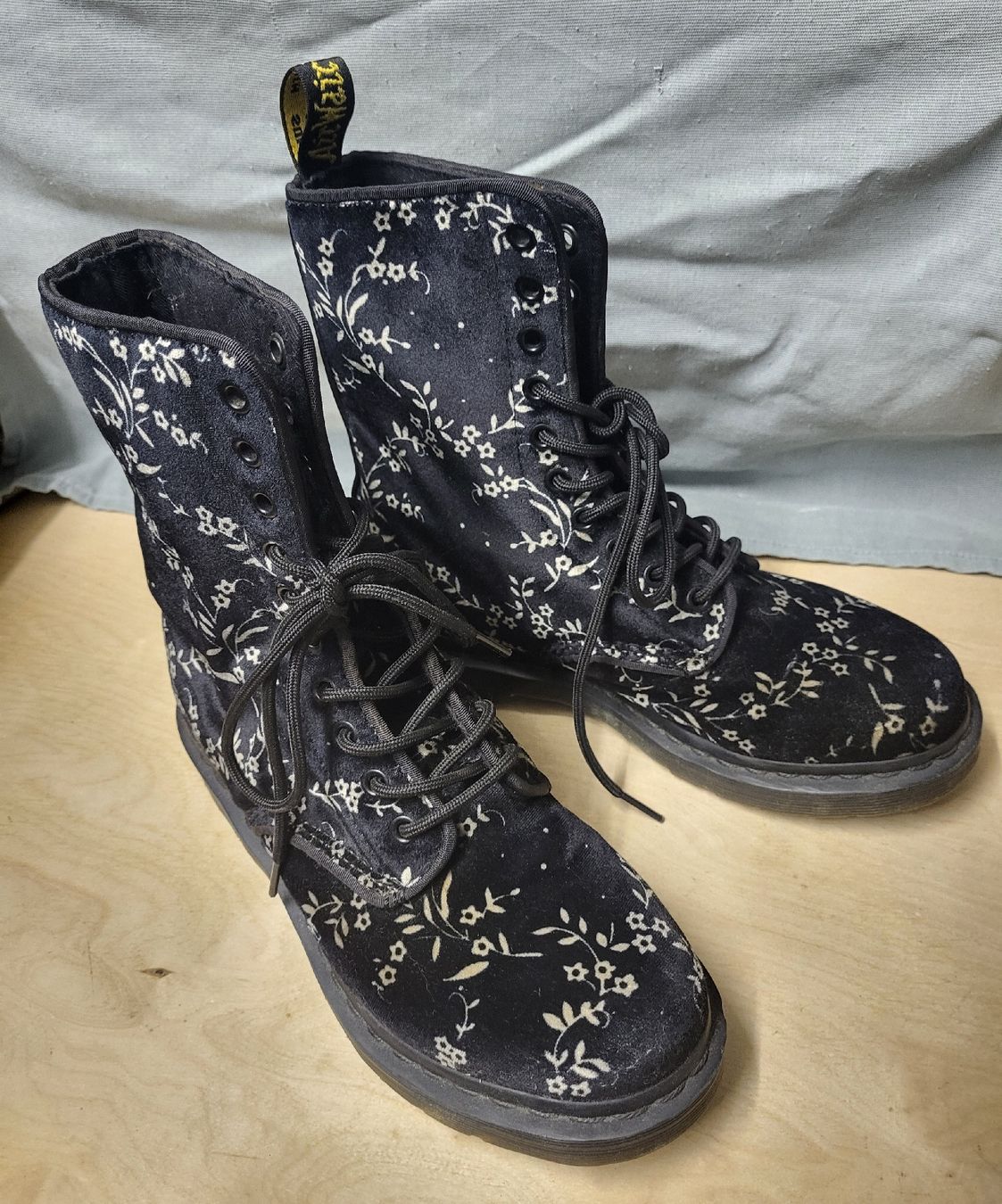 Dr. Martens Damenschuhe: Dr. Martens Boots schwarz Blumenmuster  – Gebraucht aus Belp von butterfly02