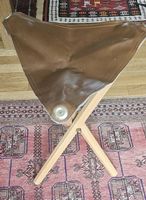Dreibein Klapphocker Holz mit Leder Sitz braun guter Zustand