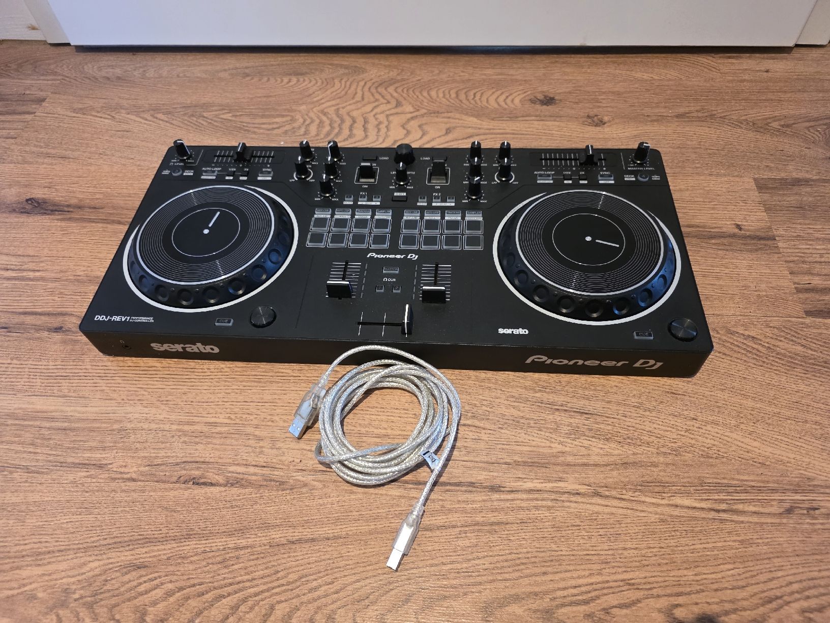 Pioneer Mischpulte: Pioneer DJ DDJ-REV1 Performance DJ Controller mit Kabel – Gebraucht aus Tägerwilen von JMAXD