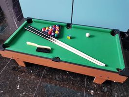 cooler hochwertiger mini Billardtisch auf Beinen!