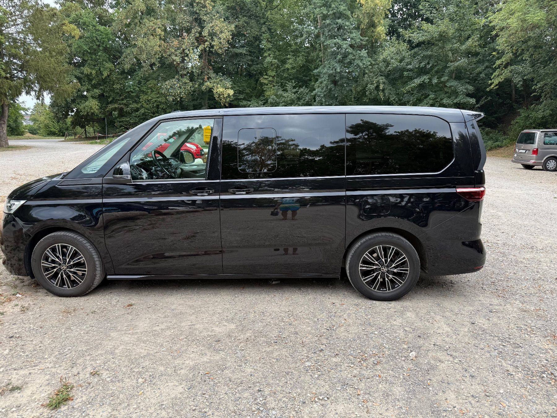 VW Autos: T7 Multivan lang – D'occasion à Henggart par Klebstoff 1
