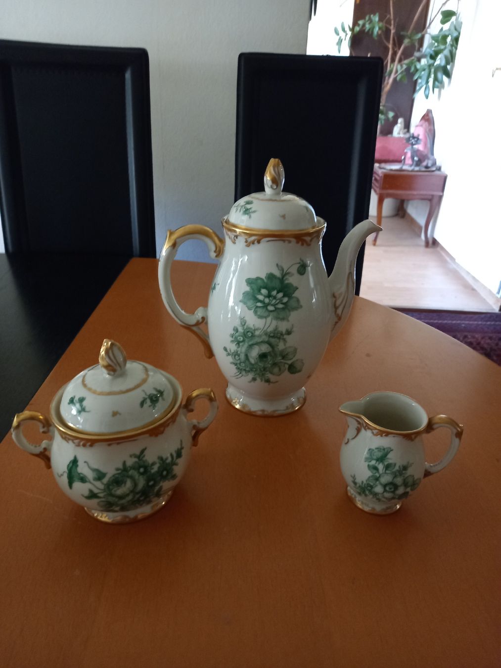 Set di piatti: Antik Handgemalt Swiss Langenthal Kaffeeset 1946 – Usato da Bern venduto da Imamrashed