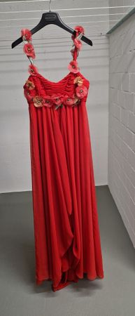 Elegantes rotes Abendkleid mit Blumenapplikation Gr. 38