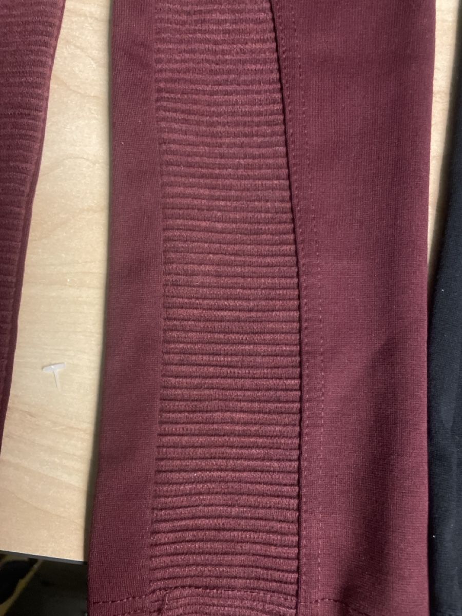 Polyester Pantaloni: 2 Polyester Hosen mit Schlitz, Grösse 146/152- Top! – Usato da Obergerlafingen venduto da cabo4 2