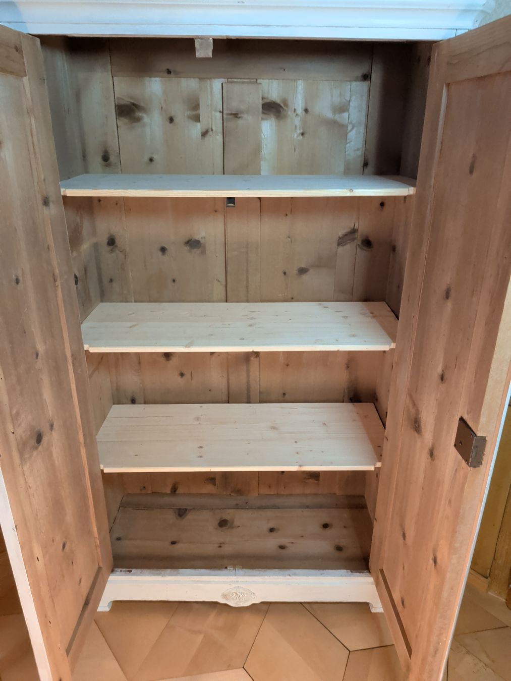 Armoires: Restaurierter antiker Kleiderschrank, weiss /hellrosa – D'occasion à Dietfurt par Subforce1853 8