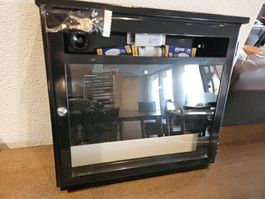 Schwarzer Menukasten mit Glastür, vielseitig nutzbar