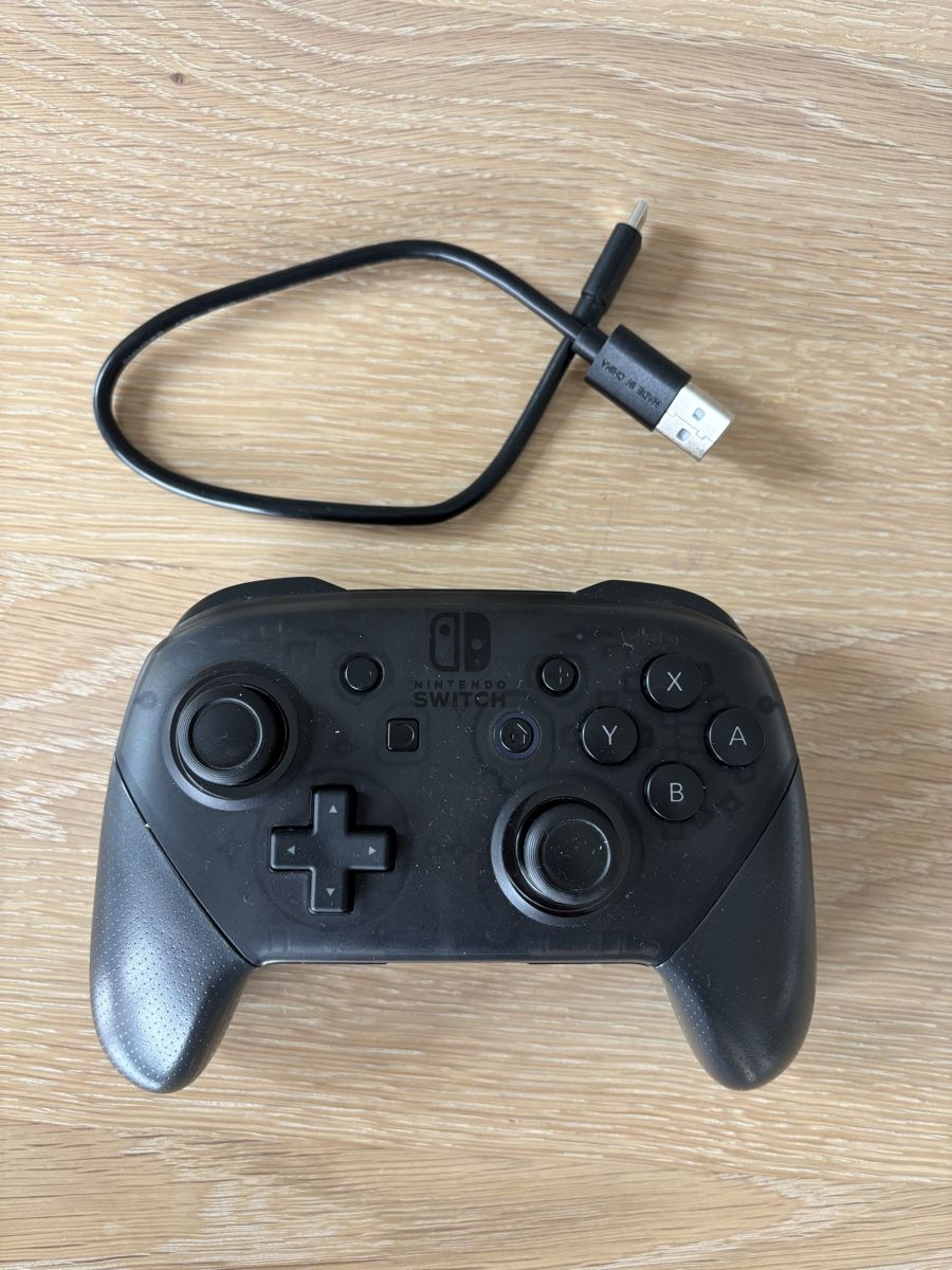 Nintendo Controller: Nintendo Switch Pro Controller Original inkl. Ladekabel – Gebraucht aus Wangen ZH von cri_rnp9