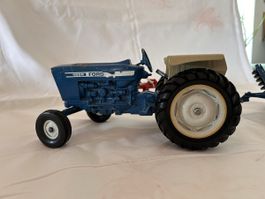 Traktor mit Anbaugeräten 