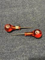 2 Stechahlen mit roten Griffen guter Zustand