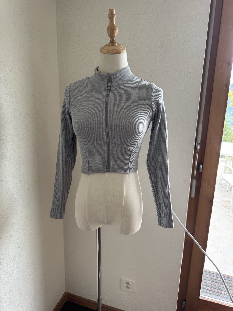 Maglioni & Felpe: XS Grau Gerippter Cropped Zip-Up - Langarm – Nuovo (secondo la descrizione) da Veyras venduto da ValClasse