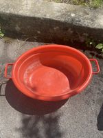 Süßes, kleines, altes Waschbecken