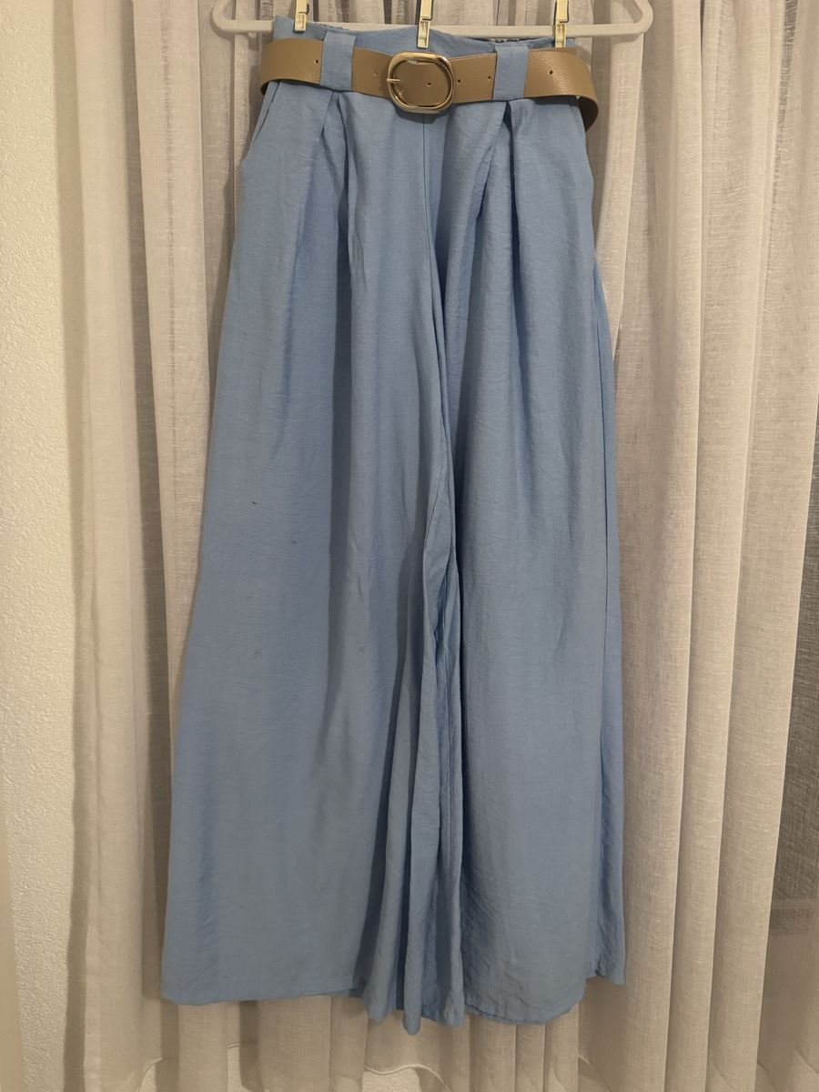 Pantaloni: Sommerliche, hellblaue Palazzo Hose mit Gürtel – Usato da Neuenegg venduto da mel_5pnq