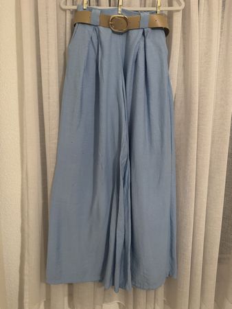 Sommerliche, hellblaue Palazzo Hose mit Gürtel