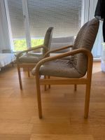 2 alte Holzstühle mit Leder Polsterung zum aufarbeiten